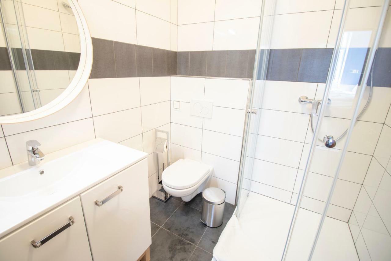 Deluxe Octuple Room External Private Bathroom 2